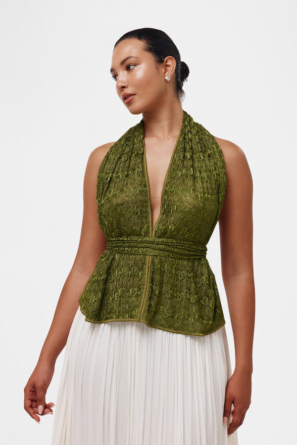 Bobbi wearing size M