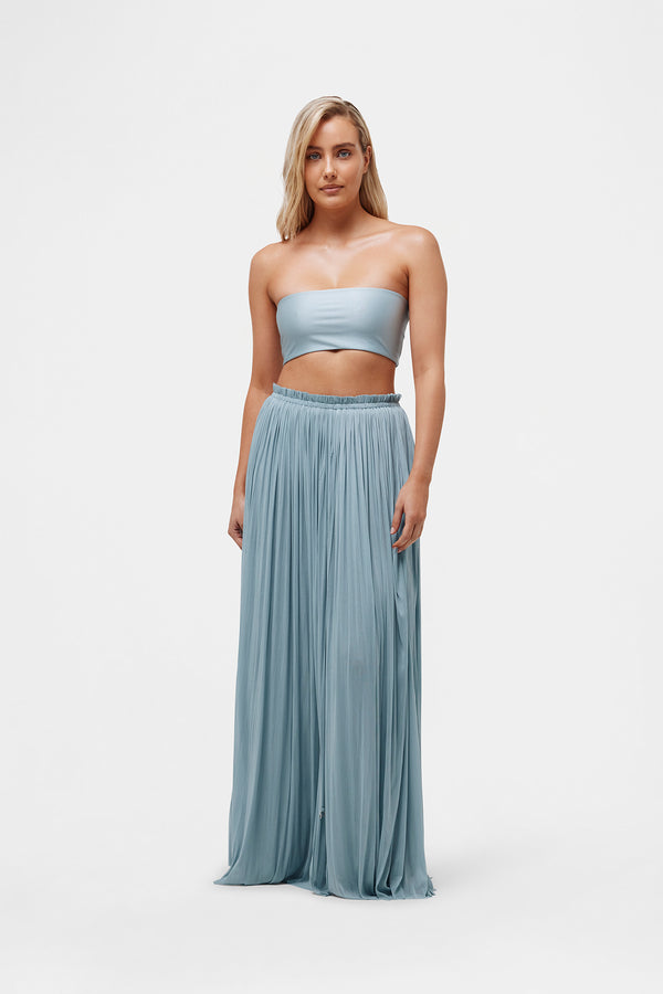 Calista wearing size M in Regular length